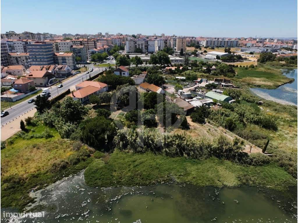 Moradia T3 + Área Terreno 4.150m2 + Atracadouro // P/Recuperar-13