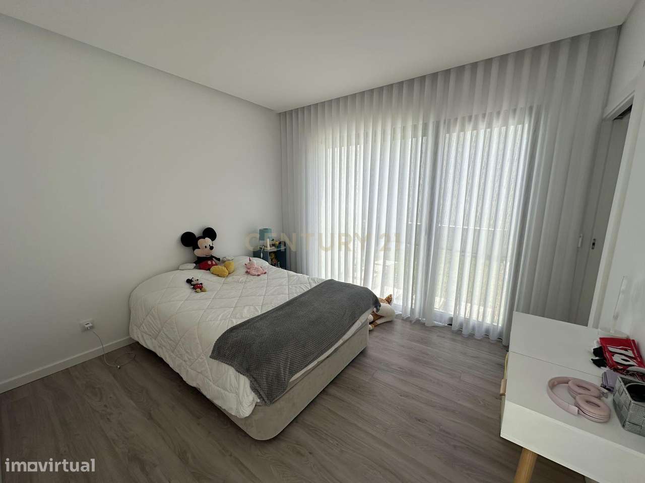 Moradia Térrea com Piscina aquecida e excelente jardim. Localizada em-33