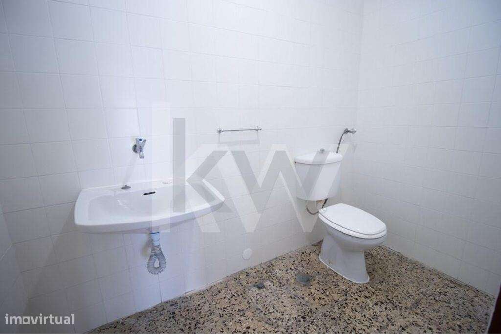 Loja remodelada para venda em Paço de Arcos com casa-de-banho e zona d - Grande imagem: 5/8