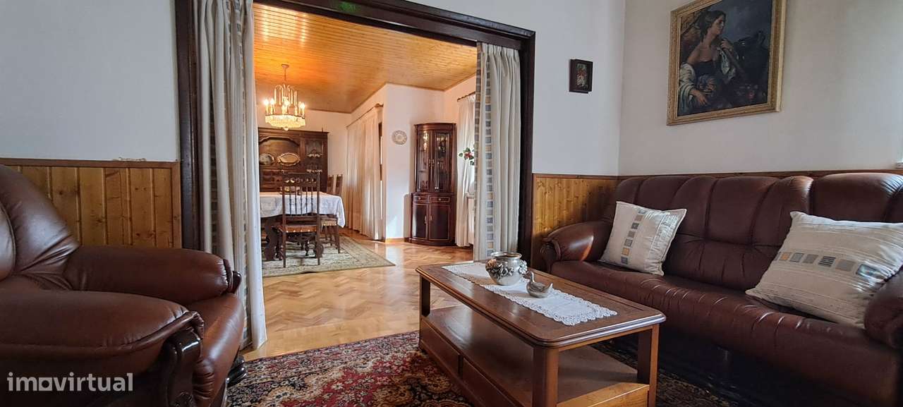 Moradia T5 com garagem e jardim em Miranda do Douro-14