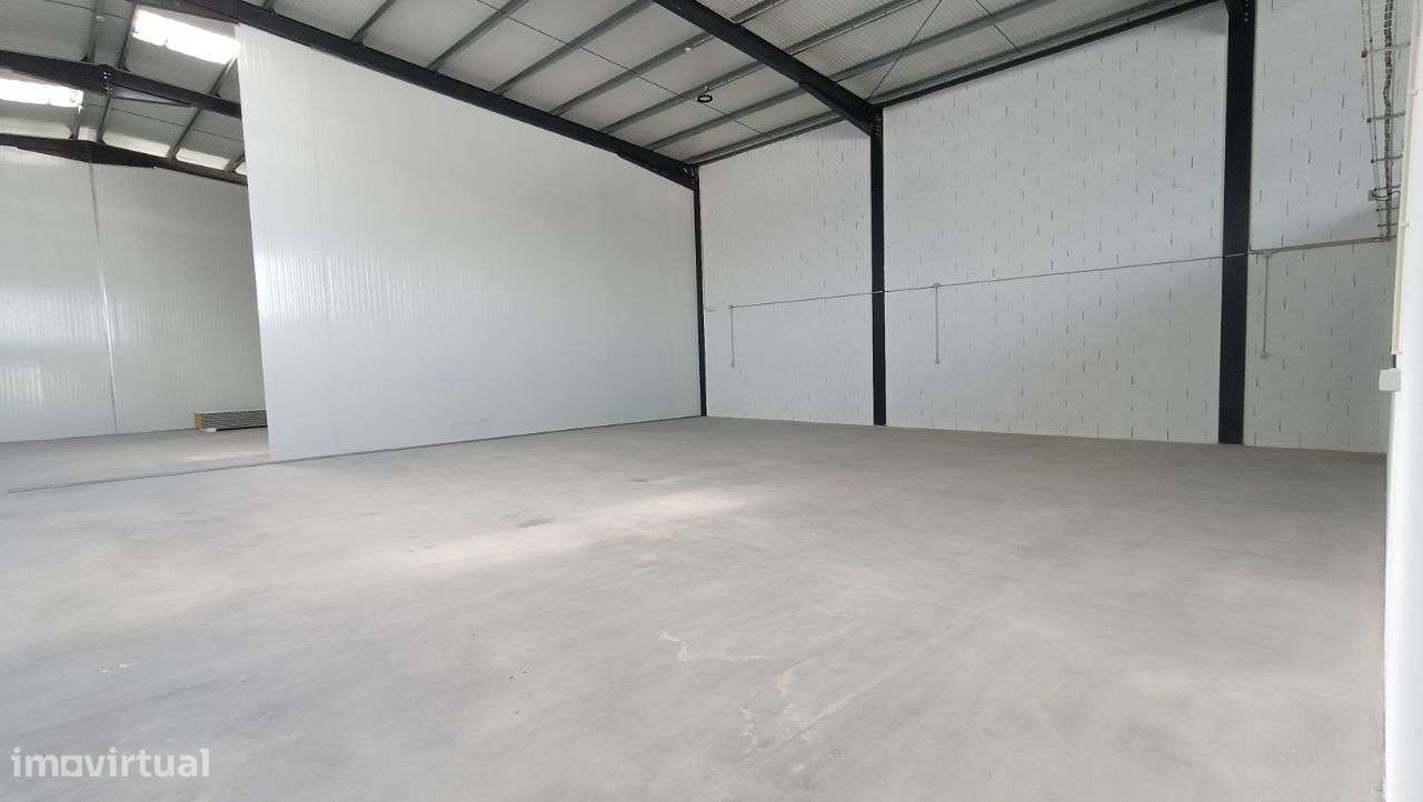 Armazém novo | Pé direito 6 m | Montras, e diversas infraestruturas - Grande imagem: 4/19