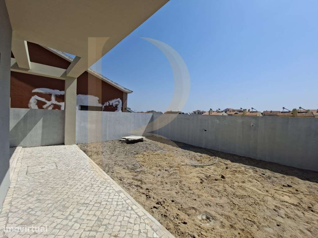Moradia geminada T3 nova em Fernão Ferro-23