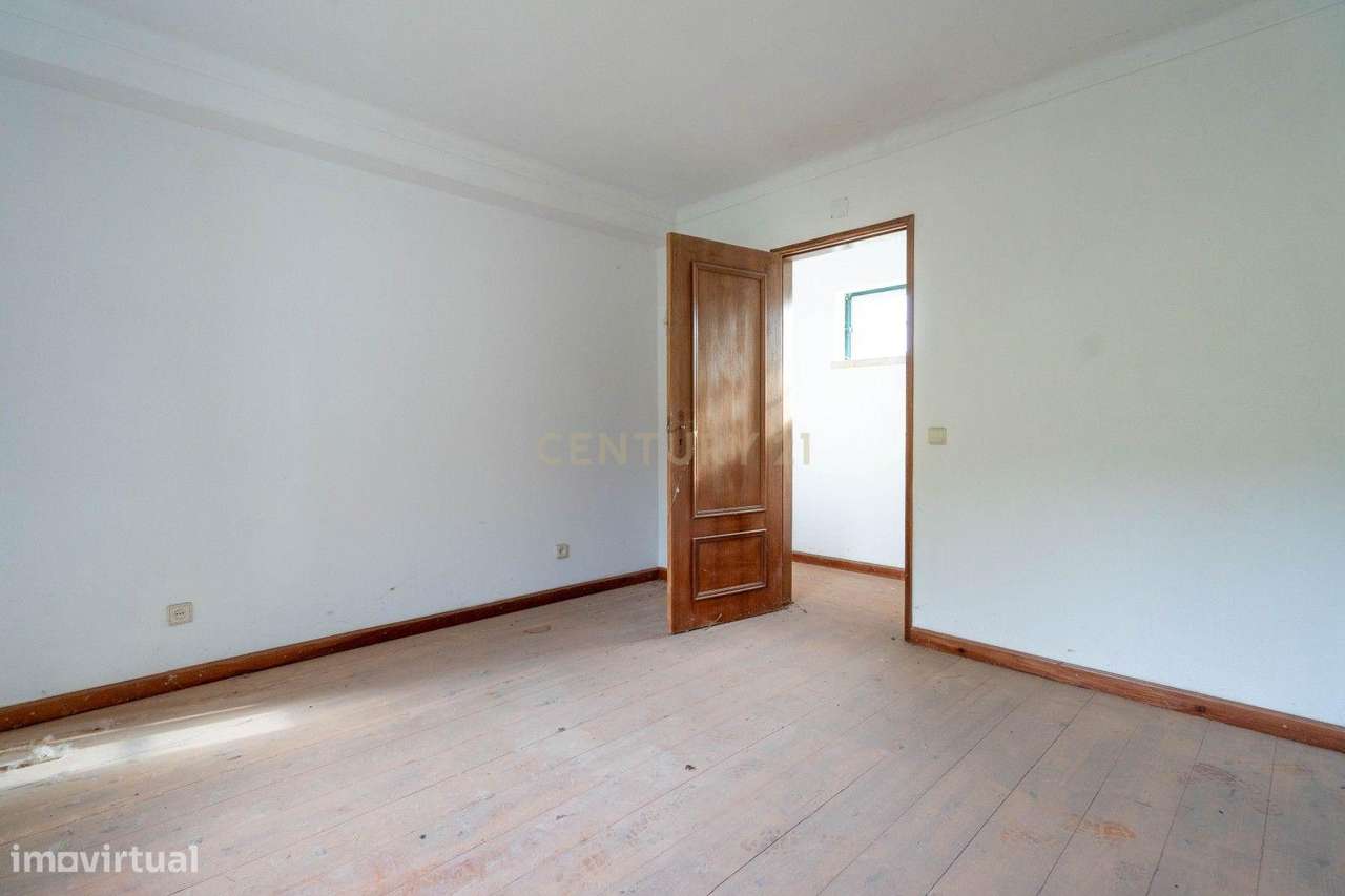 Moradia de dois pisos de tipologia T4 com terreno-26