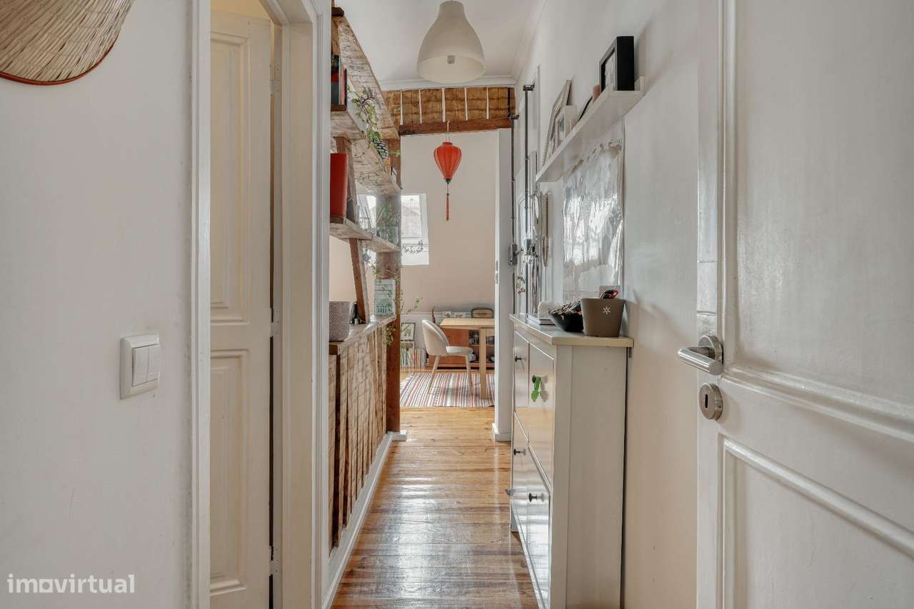 Apartamento T2 Renovado no Último Andar em Alcântara-10