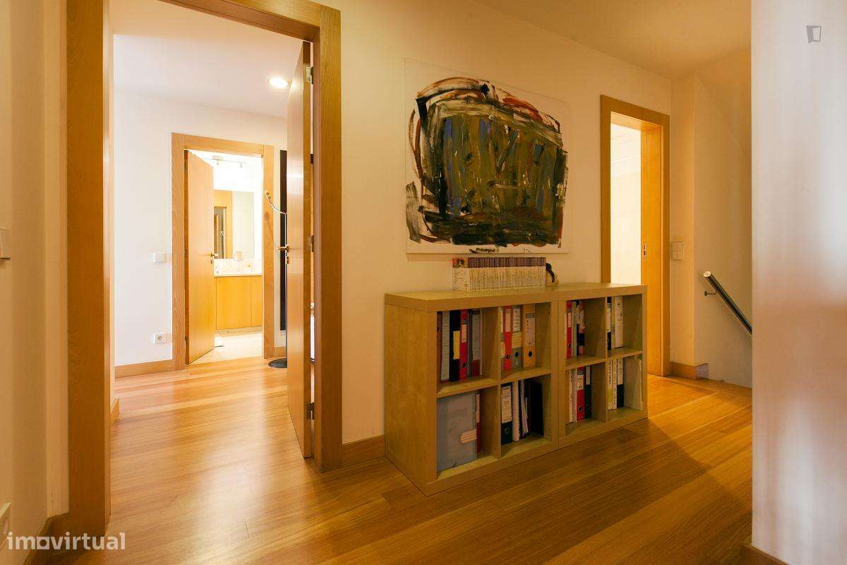 Quarto - localizado em Lordelo do Ouro Porto - Grande imagem: 2/10