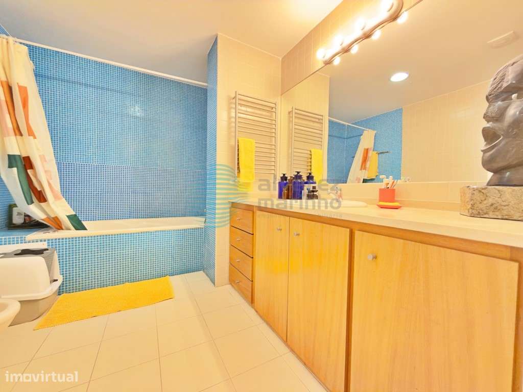 Apartamento T5, com 3 varandas, 2 lugares de estacionamento e Arrec...-17