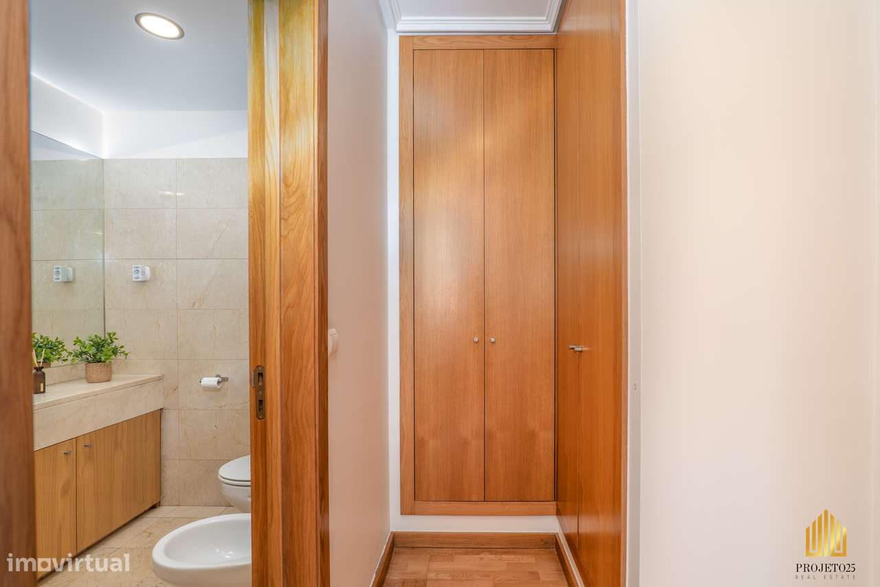 T2 Com Varanda Panorâmica em Urbanização Requintada, ao Aeroporto.-27