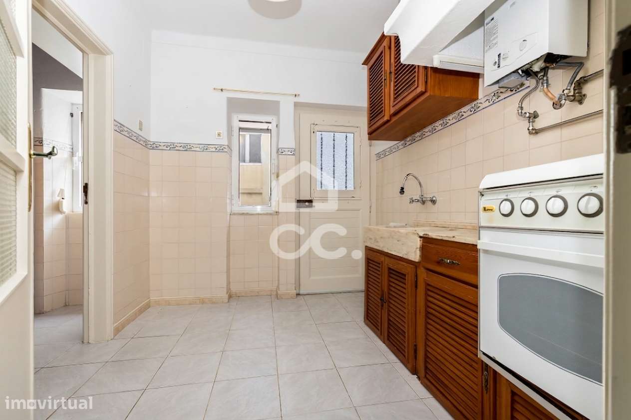 Apartamento de 1º andar c/ Varanda e Estacionamento para Arrendamento - Grande imagem: 4/19