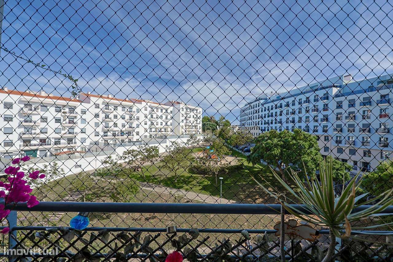 Apartamento T2 com Garagem, no Parque Luso em Corroios.-7