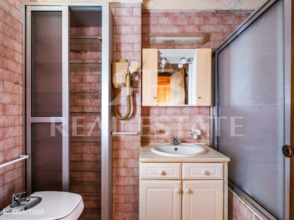T2, para remodelação total | junto à Praça de Espanha | centro de L...-12