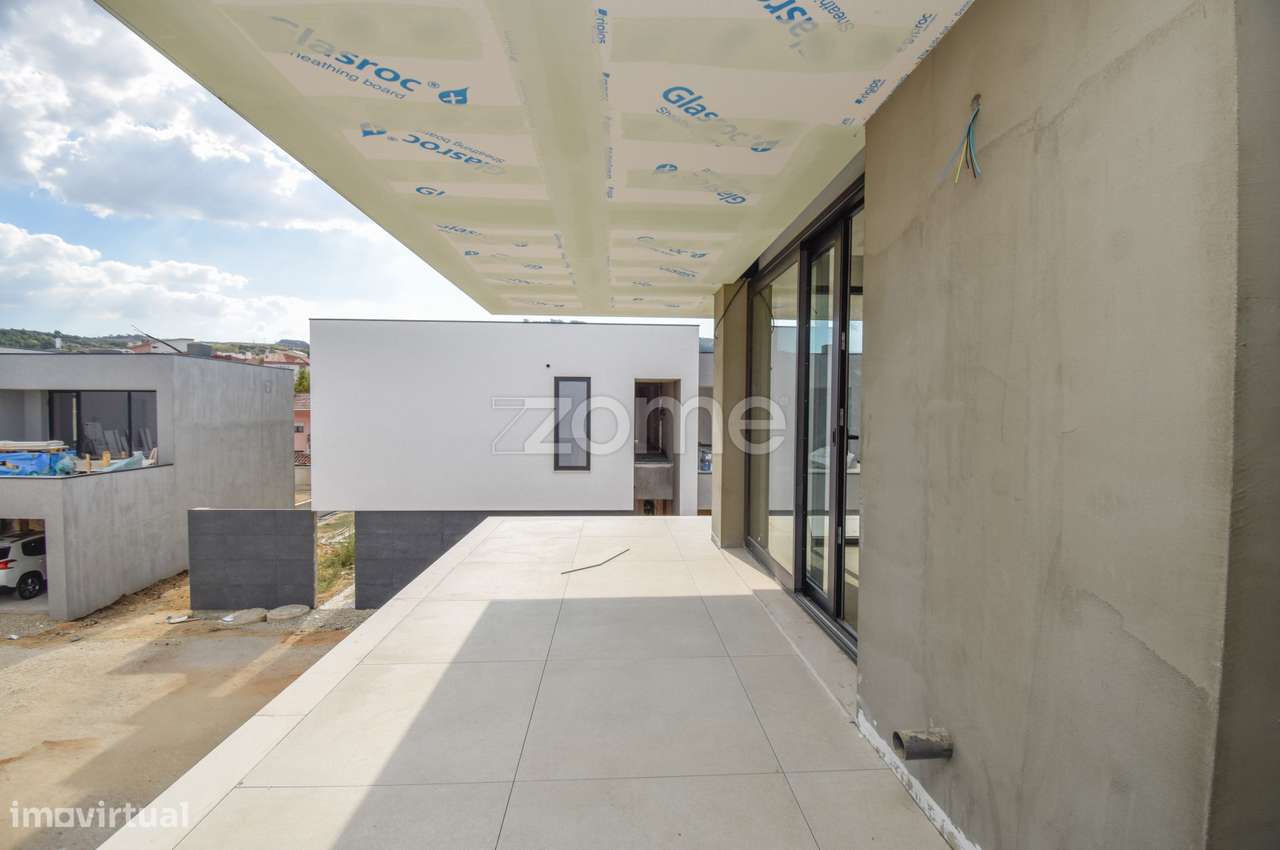 Moradia nova T4 luxo em condomínio privado no Barro em Loures-25