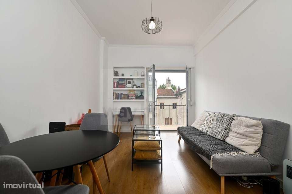 Apartamento T1 | Remodelado | Mobilado | Varanda e terraço | Campo Már-3