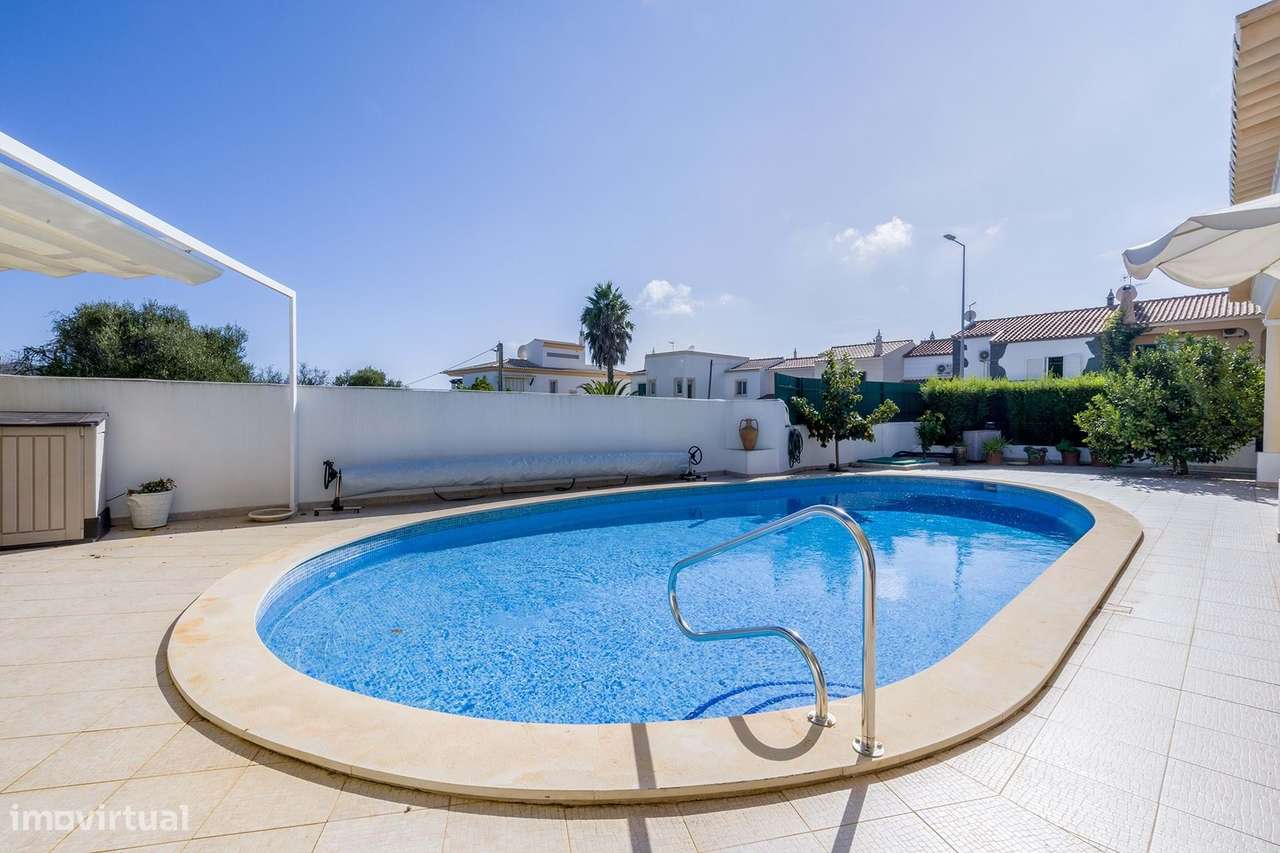 MORADIA TÉRREA V4 COM PISCINA PARA VENDA NO SARGAÇAL-30
