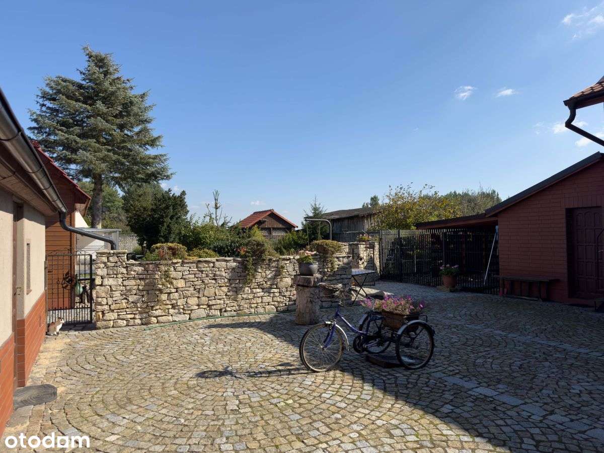 Dom w otoczeniu zieleni Wójcice-5