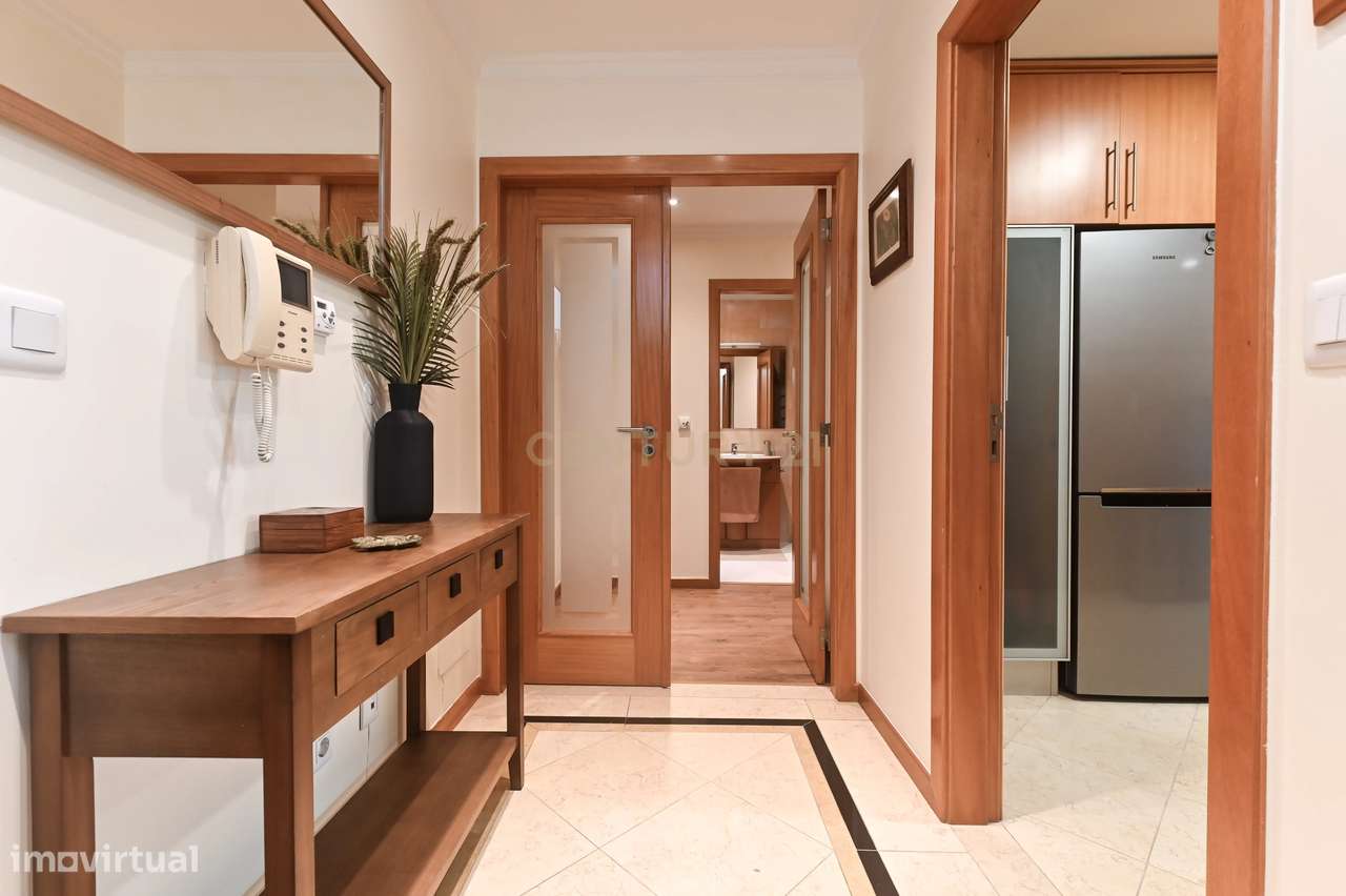 Apartamento T2 com garagem box e acessos adaptados na Urbanização Oute-6