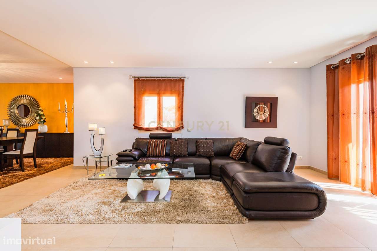 Moradia Exclusiva com Piscina, Jardim e Áreas Amplas-5