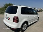 Volkswagen Touran 2.0 TDI DPF BlueMotion Technology Highline - 10