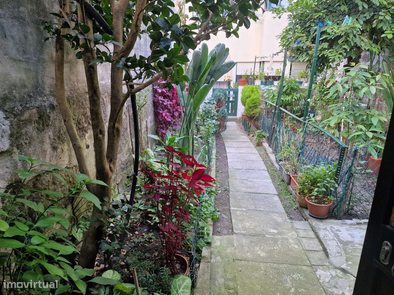 Excelente imóvel c/ terraço, jardim + anexo c/ 2 divisões - Metro Rubi-7