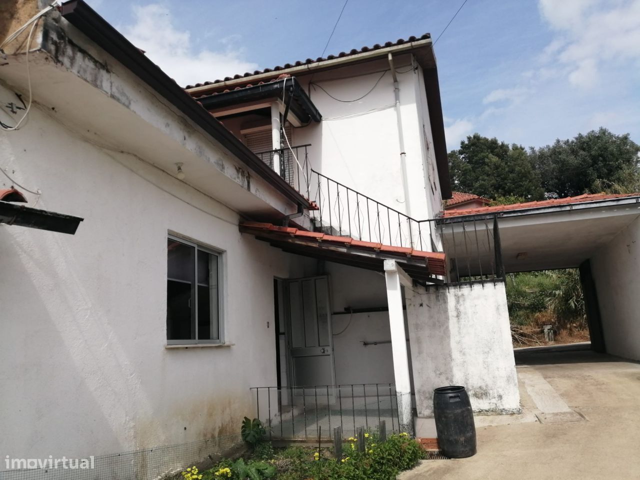 Moradia M4 em Rios Frios, Coimbra, com garagem, pátio e churrasqueira