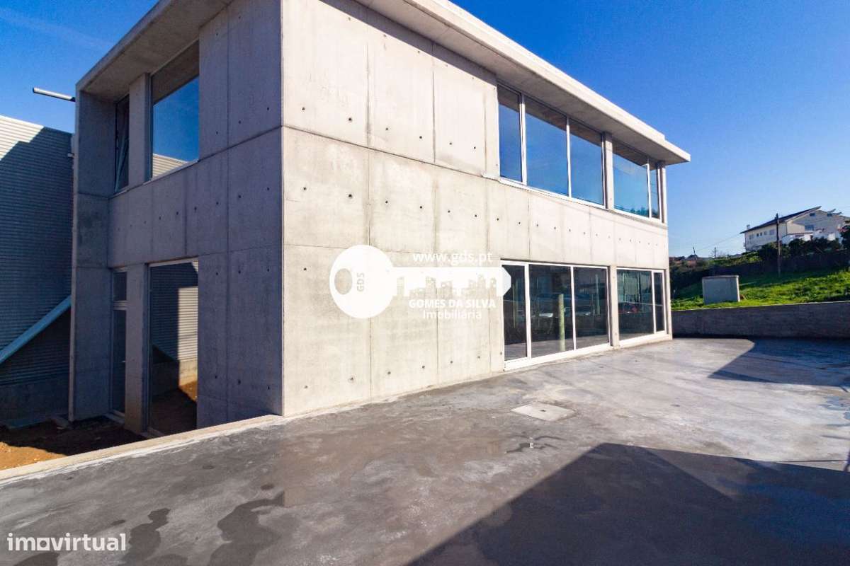 Pavilhão/ Armazém novo com 365m2 próximo da entrada da AE-5