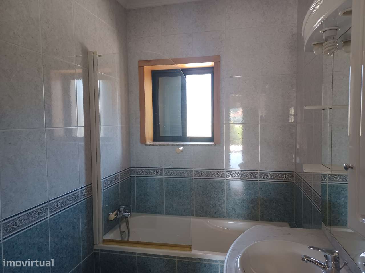 Mor.INDIVIDUAL  2300m2 de terreno + artigo urbano (Tipo T0)  em Lago-43