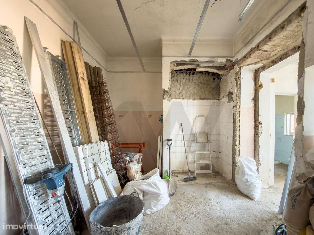 T3 em Fase de Remodelação – Vendido Chave na Mão – Centro da Malveira - Grande imagem: 4/16