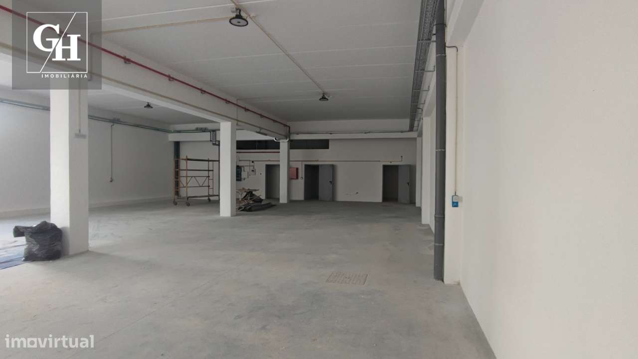Armazém Industrial com 350 m²-5
