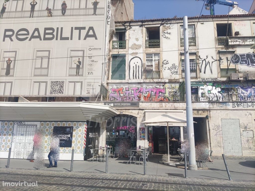 Armazém e duas lojas para venda, no Campo das Cebolas, Al...