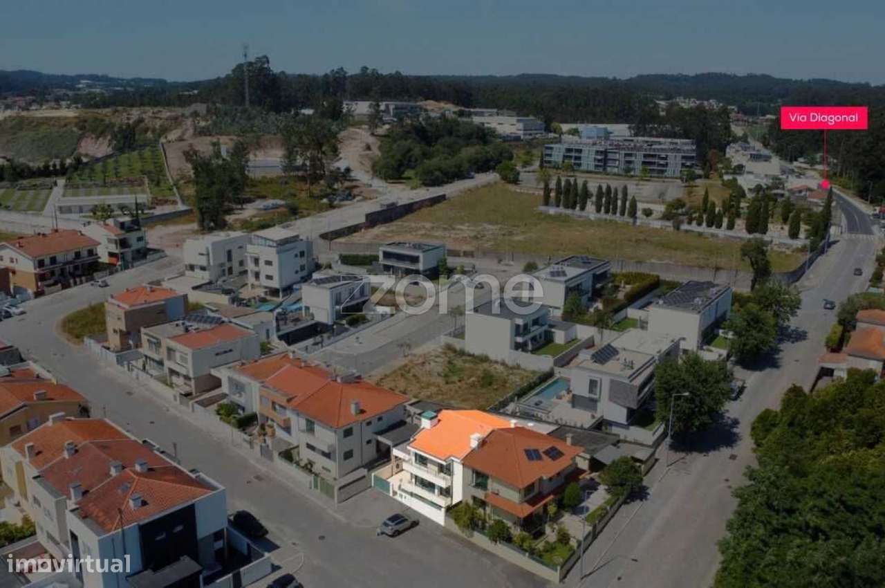 Moradia T4, de três frentes, na Cidade da Maia!-38