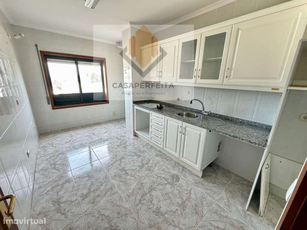 Fabuloso Apartamento T2 com Varanda e Box - Olival-6