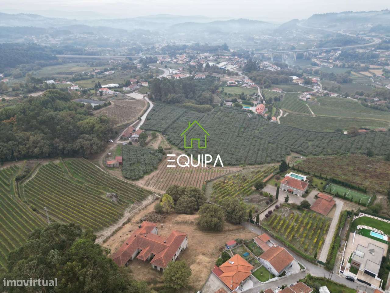 Terreno para construção (com moradia  T-5, construída em grosso), e-39