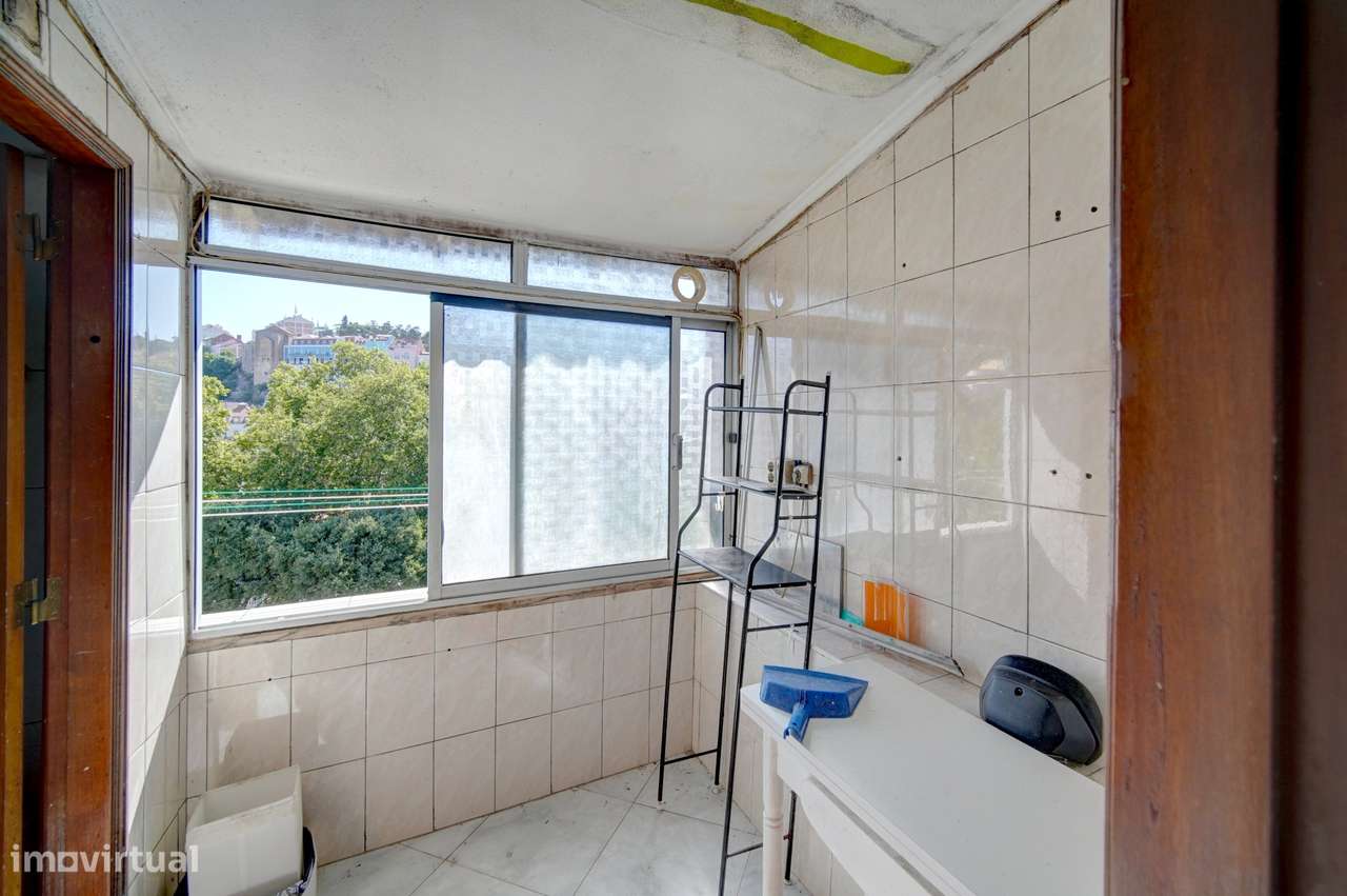T1 para remodelar com pequeno terraço Alcântara-6