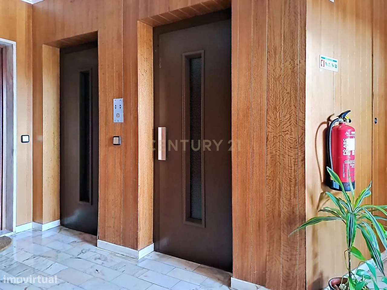 Apartamento T3 com Elevador, Garagem e 2 Varanda em Fajã de Baixo - Grande imagem: 4/28