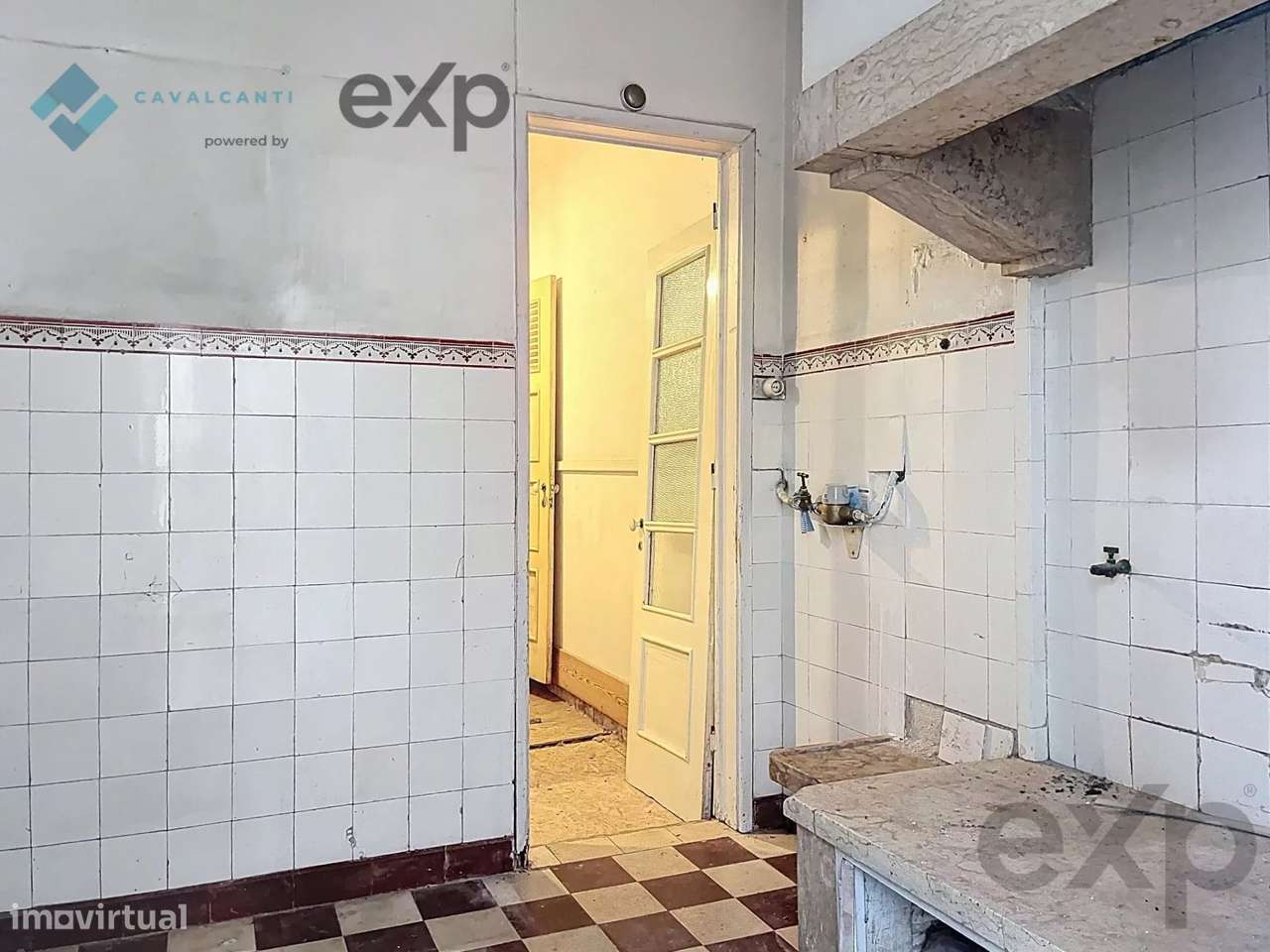 T3 com charme e logradouro Para Remodelar – Lisboa-37