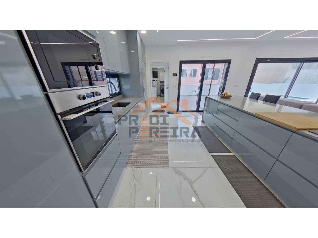 Moradia T3, situada no Casal da Silveira, em Famões - Grande imagem: 2/49