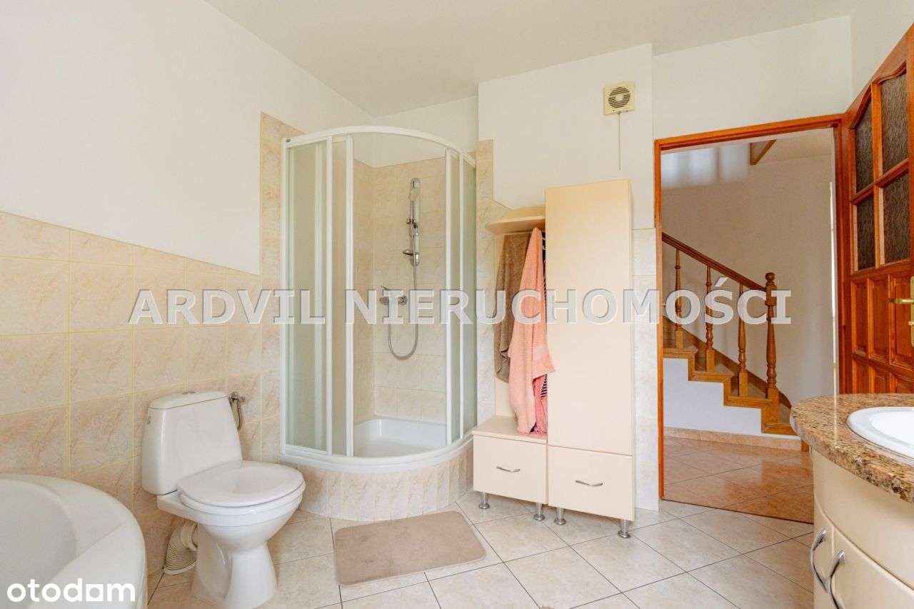 Solidny przestrony dom-9