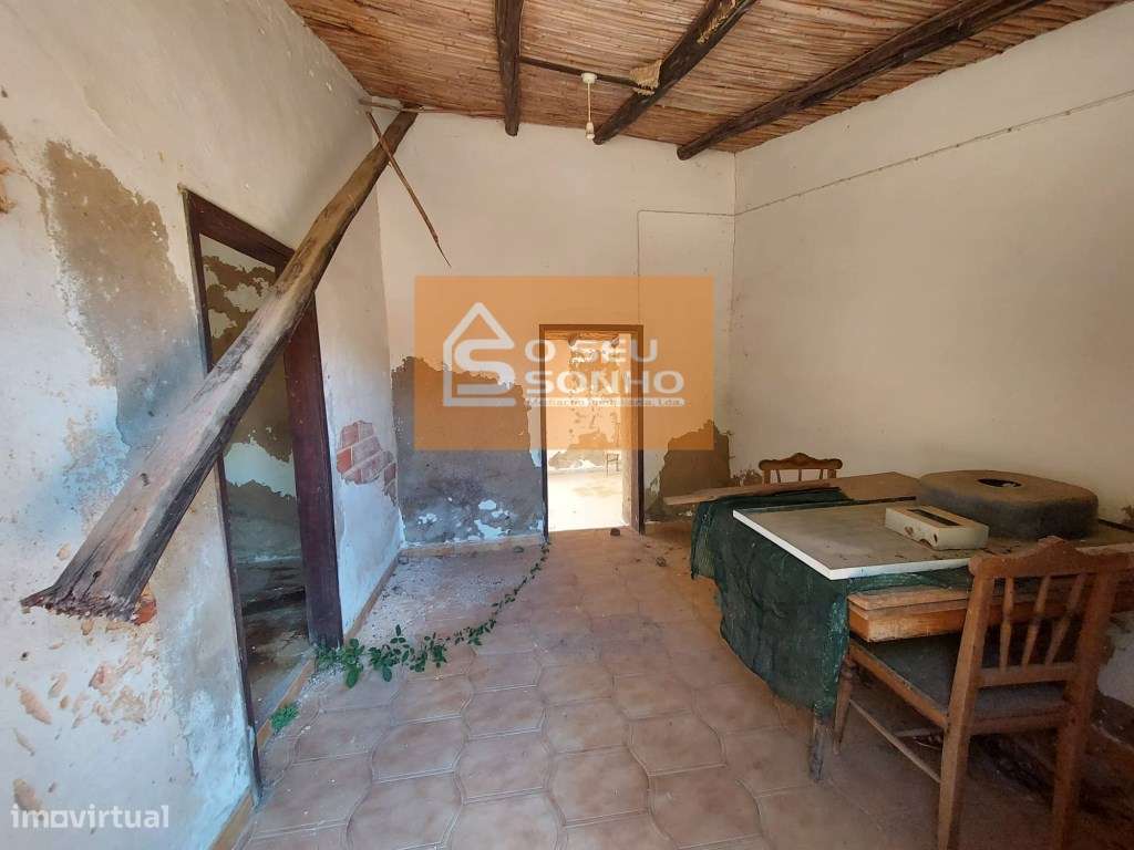 Moradia T2 com Projeto Aprovado com Piscina na Serra-14