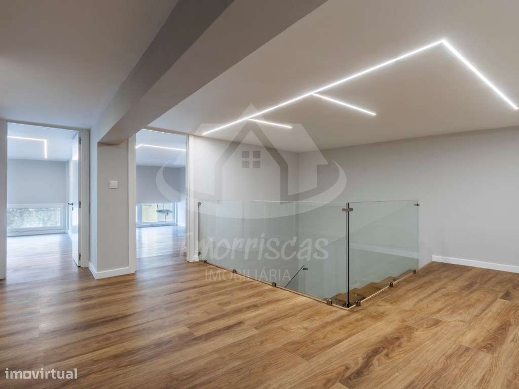 T3 Duplex Remodelado com Entrada Independente no Centro de Sacavém-19