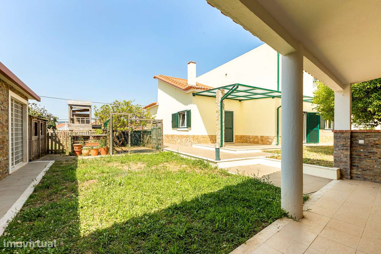 Moradia T4 Renovada | 3 Suites | Lote 900m2-22
