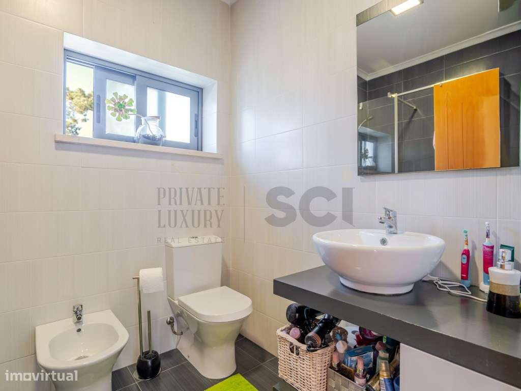 Moradia T4 na Aroeira, contemporânea com piscina e cave-29