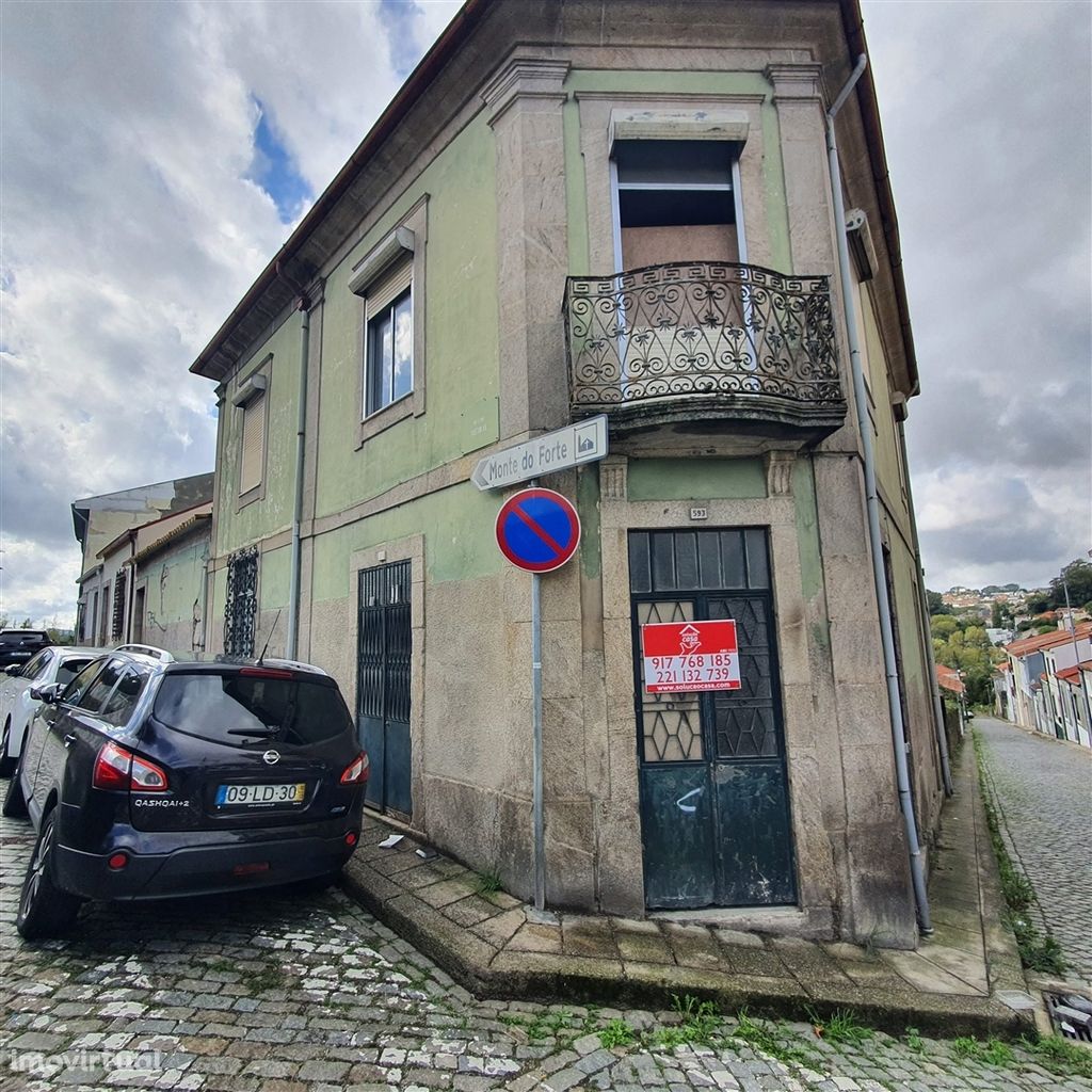 Prédio com Terreno para Remodelar em Campanhã com Projeto Aprovado!