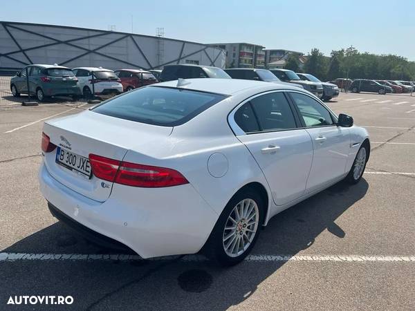 Jaguar XE 2.0 Pure - 4