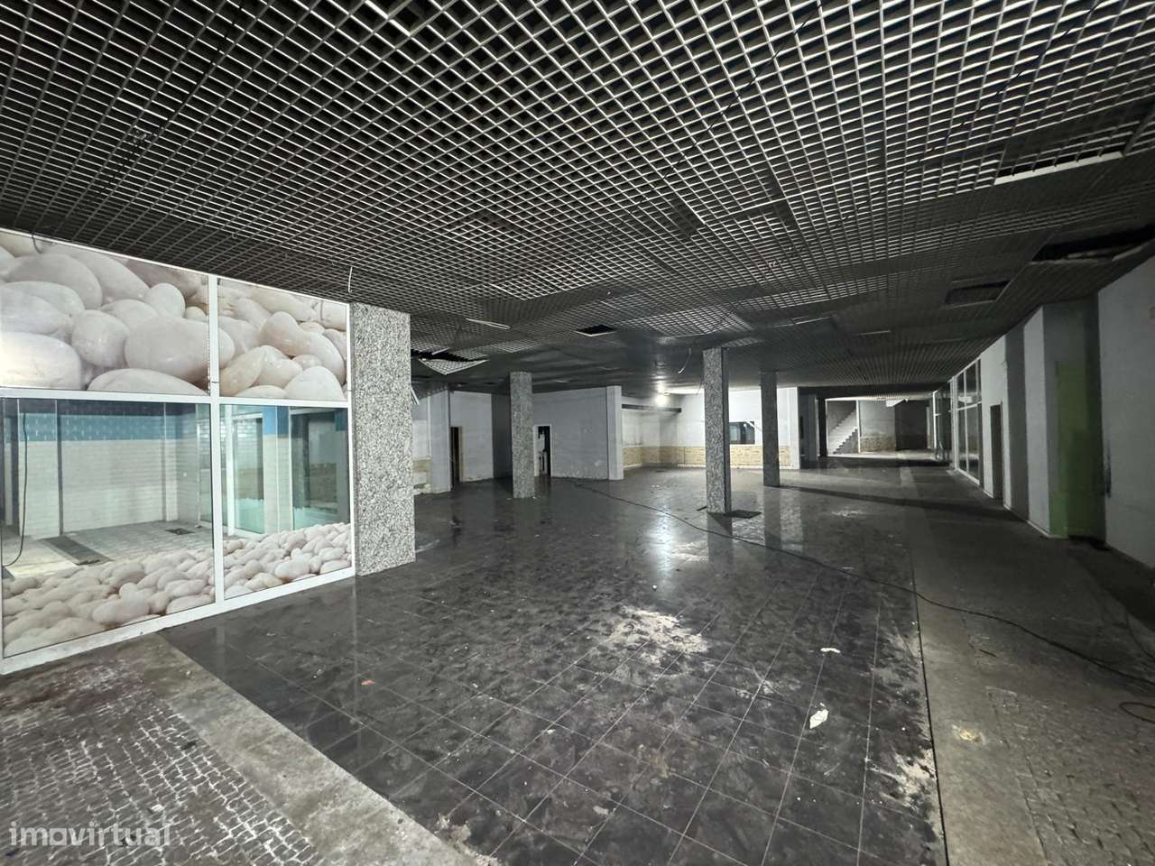 Oportunidade Única de Investimento – Espaço Comercial com 1099 m²-6