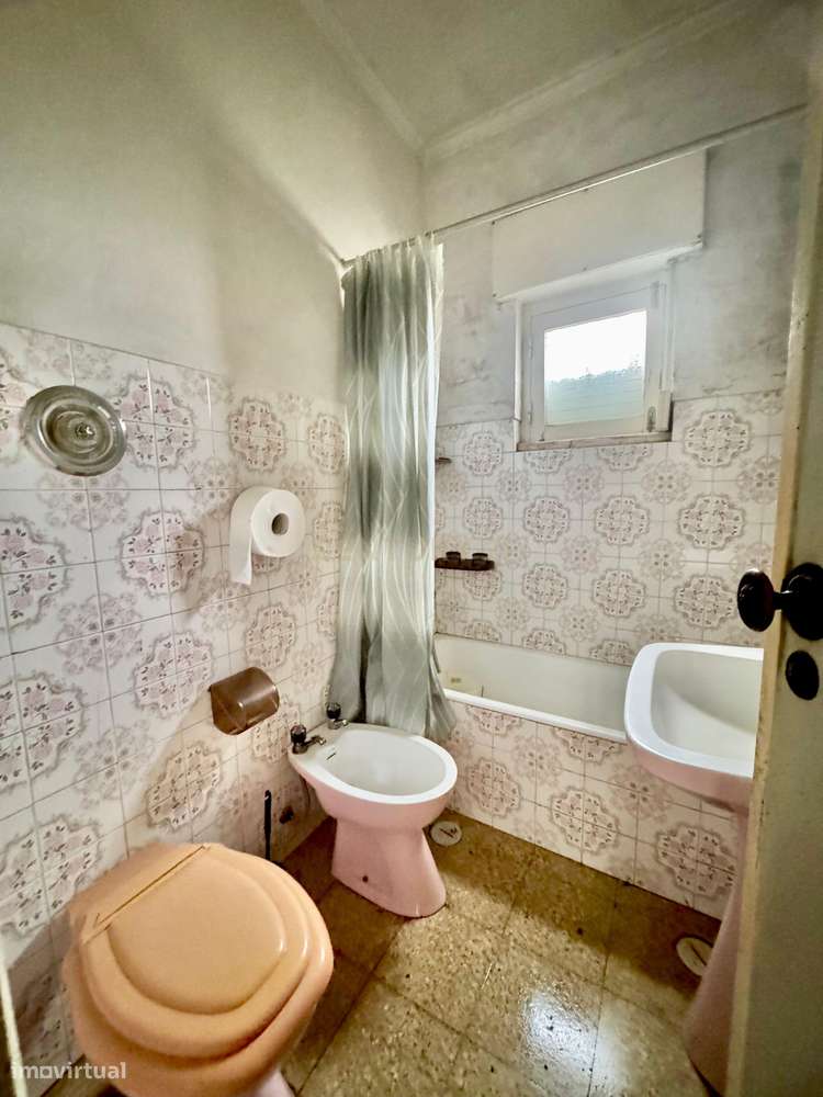 Camarate - Prédio de 2 andares de utilização independente-10