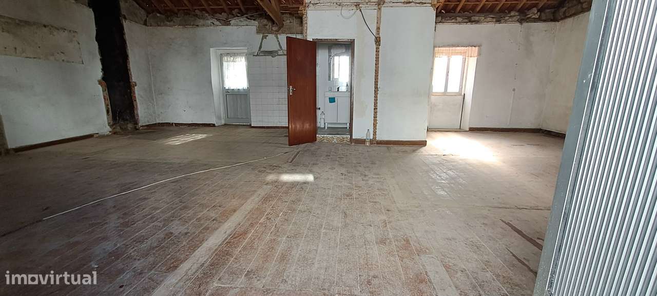 Moradia para restaurar T2 em Miranda do Douro-5