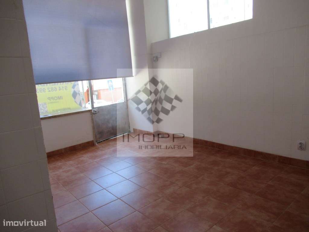 Loja com excelente localização na Reboleira-16