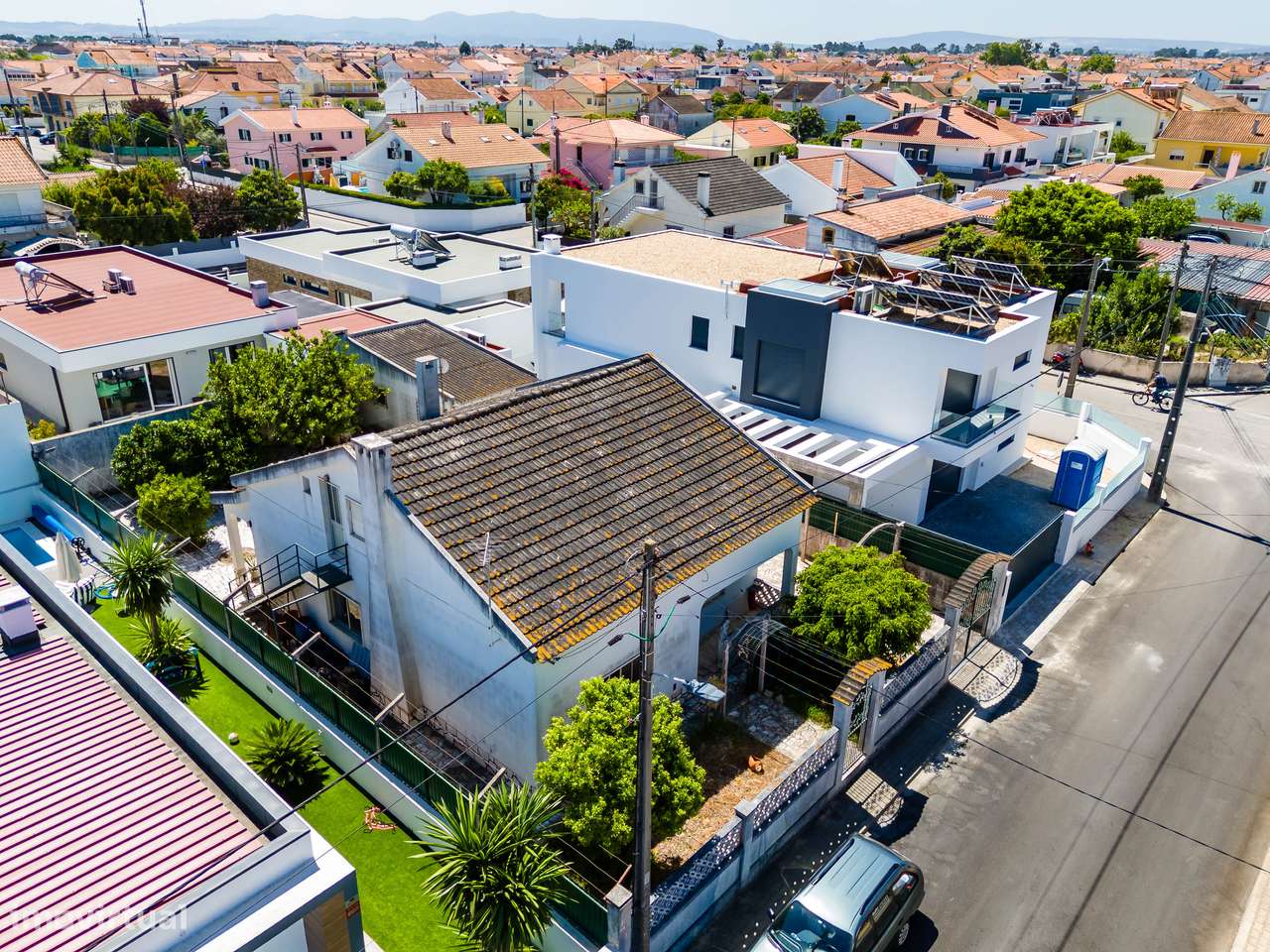 Moradia Isolada de 2 Pisos em Fernão Ferro – Excelente Área Exterior-0