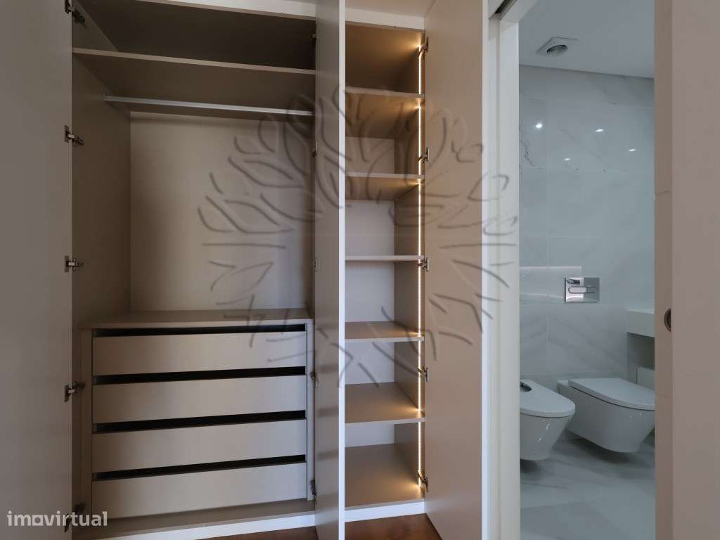 Apartamento T3 usado como novo em Vale Salgueiro, Montijo. Com 196 ...-54