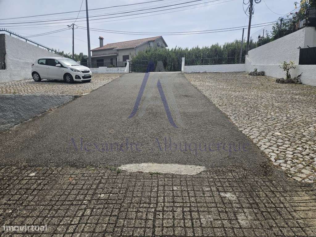 Moradia com anexo e espaço comercial.-35