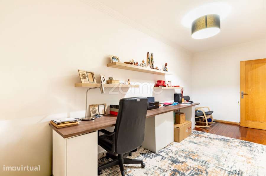 Apartamento T2+1 com Piscinas, Ginásio, Sala de Jogos e 2 Garagens-14